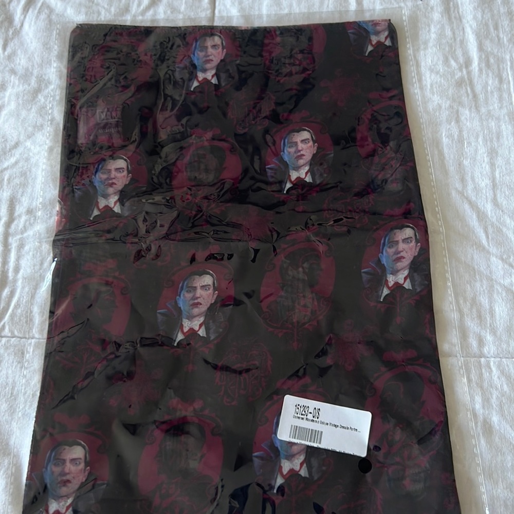 Unique Vintage x Universal Monsters Dracula (Vampire) scarf